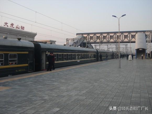 醉驾撞护栏伤人事件（醉驾神车一脚油门怼列车）(1)