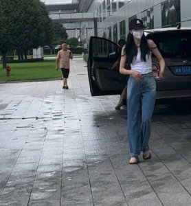 ​迪丽热巴受伤后露面！鼻子撞伤后遮挡严实，穿三千元凉鞋