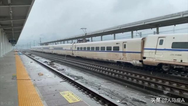 动车d2809相撞（D2809动车撞上泥石堆）(5)