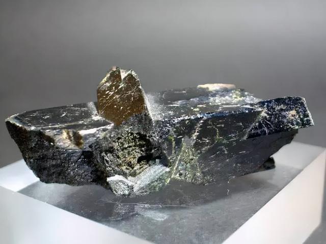 各种天然宝石介绍（101种常见矿物宝石识别方法）(34)