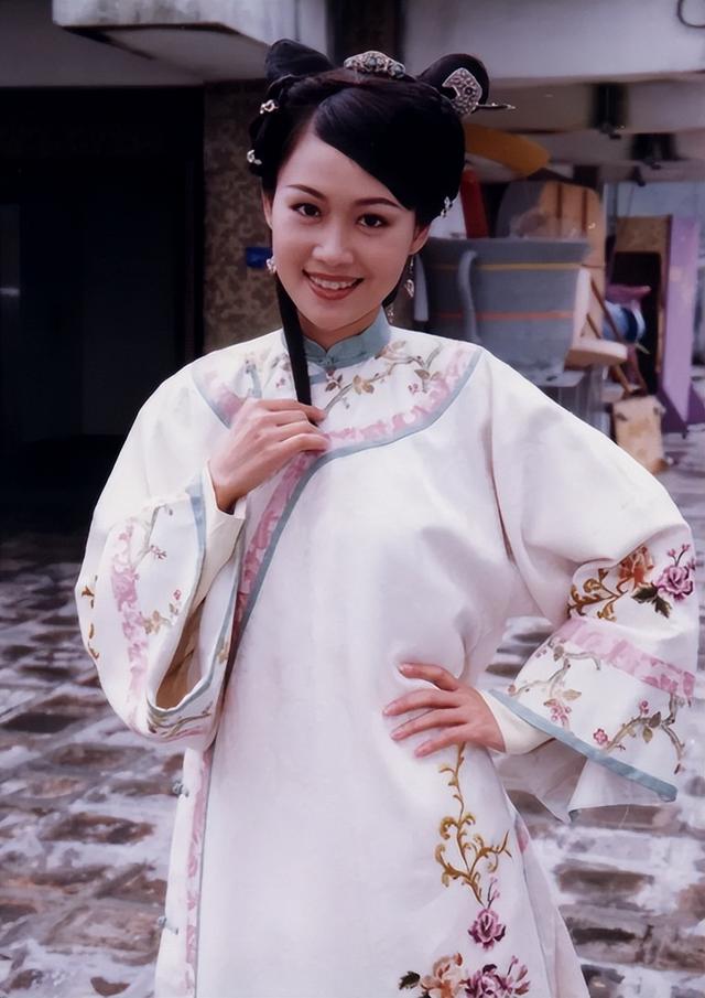 娱乐圈里的十大女明星谁最美(现今却灵气全无)(16)