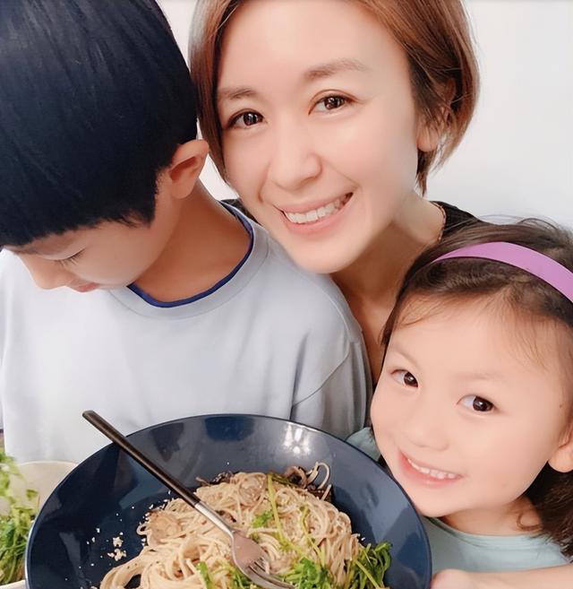 娱乐圈里的十大女明星谁最美(现今却灵气全无)(23)