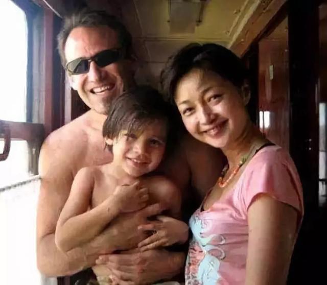 娱乐圈里的十大女明星谁最美(现今却灵气全无)(12)