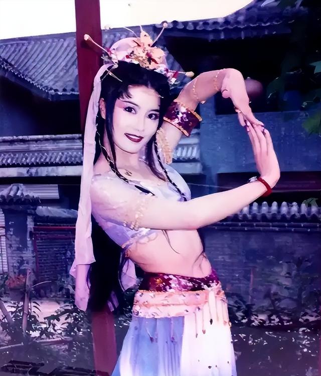 娱乐圈里的十大女明星谁最美(现今却灵气全无)(36)