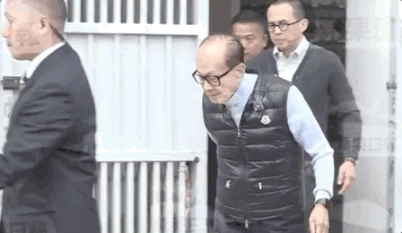 李嘉诚37岁才结婚（92岁李嘉诚携儿孙拜祭亡妻）(10)