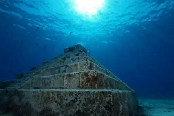 海底金字塔