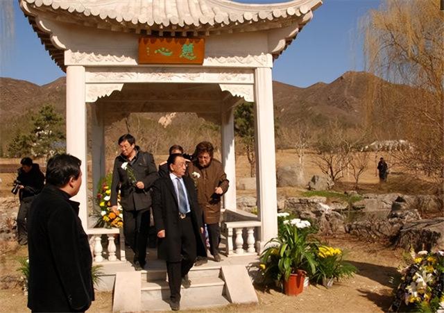 侯耀文闺女和侯耀华争遗产谁赢了(2011年侯耀文骨灰安放仪式)(1)