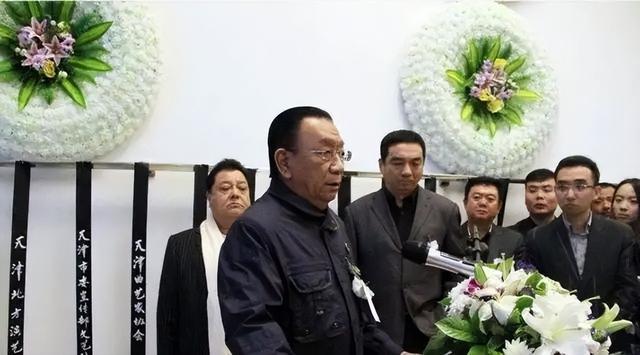 侯耀文闺女和侯耀华争遗产谁赢了(2011年侯耀文骨灰安放仪式)(12)