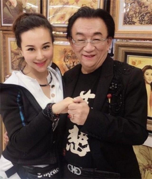 侯耀文闺女和侯耀华争遗产谁赢了(2011年侯耀文骨灰安放仪式)(17)