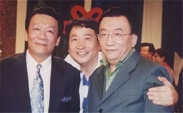 侯耀文闺女和侯耀华争遗产谁赢了(2011年侯耀文骨灰安放仪式)(11)