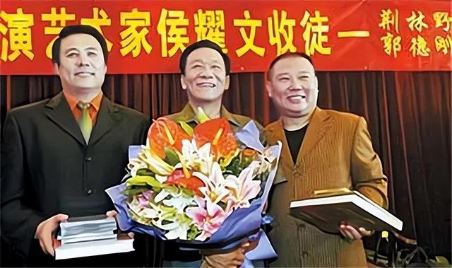 侯耀文闺女和侯耀华争遗产谁赢了(2011年侯耀文骨灰安放仪式)(24)