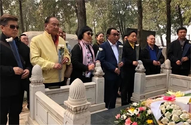 侯耀文闺女和侯耀华争遗产谁赢了(2011年侯耀文骨灰安放仪式)(7)