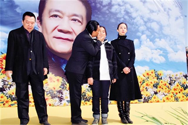 侯耀文闺女和侯耀华争遗产谁赢了(2011年侯耀文骨灰安放仪式)(6)