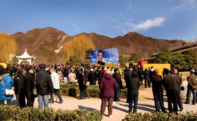 侯耀文闺女和侯耀华争遗产谁赢了(2011年侯耀文骨灰安放仪式)(3)