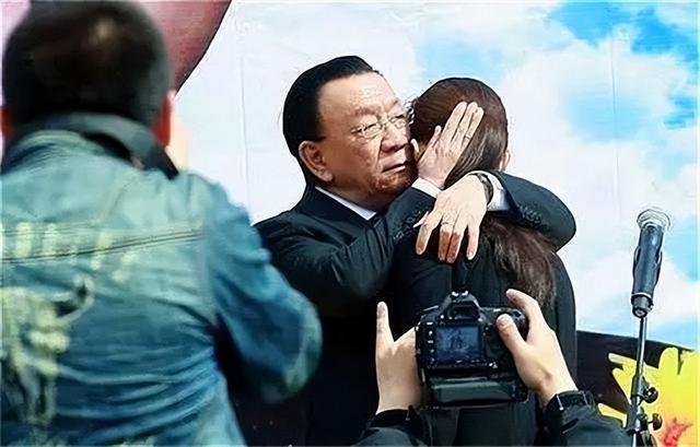 侯耀文闺女和侯耀华争遗产谁赢了(2011年侯耀文骨灰安放仪式)(2)