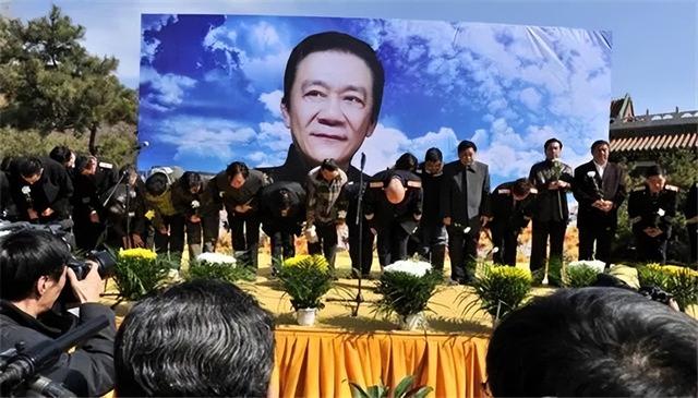 侯耀文闺女和侯耀华争遗产谁赢了(2011年侯耀文骨灰安放仪式)(21)