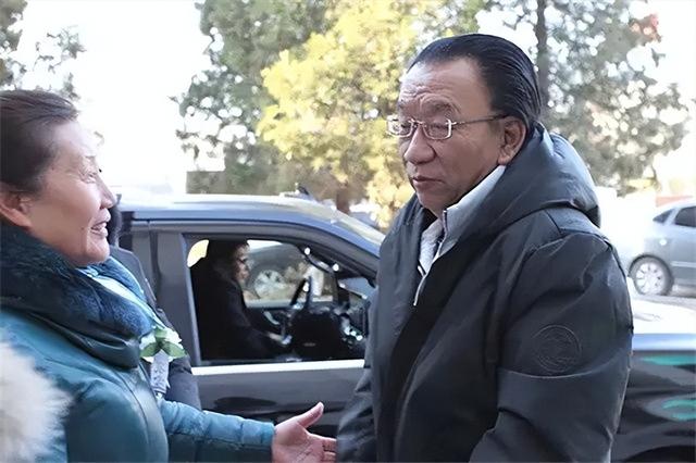 侯耀文闺女和侯耀华争遗产谁赢了(2011年侯耀文骨灰安放仪式)(9)