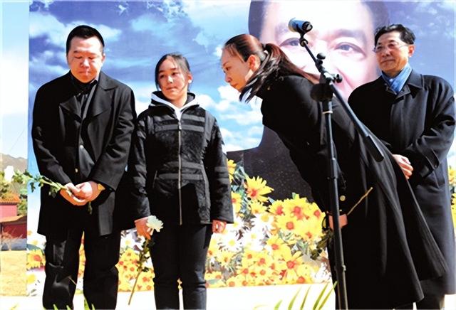 侯耀文闺女和侯耀华争遗产谁赢了(2011年侯耀文骨灰安放仪式)(4)