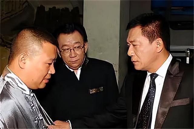 侯耀文闺女和侯耀华争遗产谁赢了(2011年侯耀文骨灰安放仪式)(18)