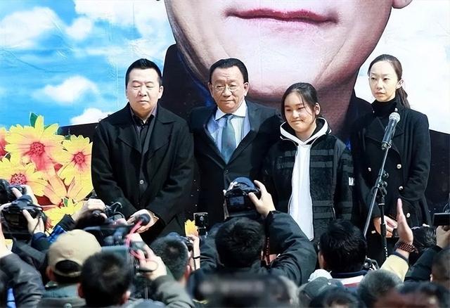 侯耀文闺女和侯耀华争遗产谁赢了(2011年侯耀文骨灰安放仪式)(23)