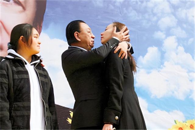 侯耀文闺女和侯耀华争遗产谁赢了(2011年侯耀文骨灰安放仪式)(5)