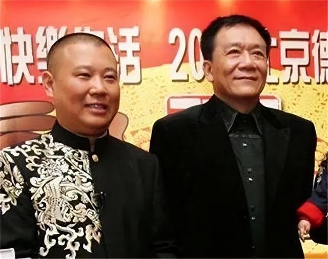 侯耀文闺女和侯耀华争遗产谁赢了(2011年侯耀文骨灰安放仪式)(8)