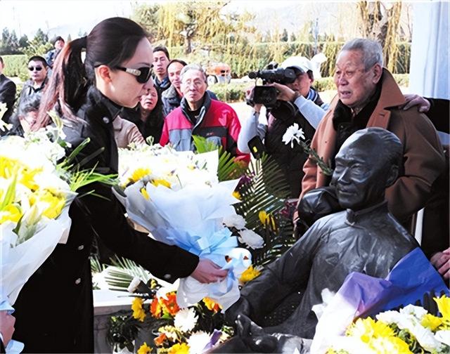 侯耀文闺女和侯耀华争遗产谁赢了(2011年侯耀文骨灰安放仪式)(22)