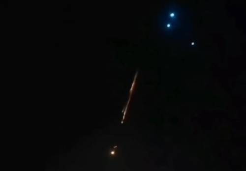 新疆现多个发光体划过夜空奇观