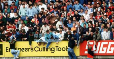 ​希我斯堡惨案:96个球迷死亡,数千人寻短见教堂鸣钟96声,谁之过?