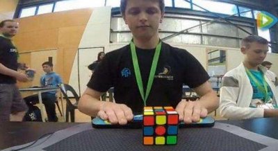 ​还本三阶魔方世界记录维持者，菲利克斯·曾姆丹格斯_4.73秒