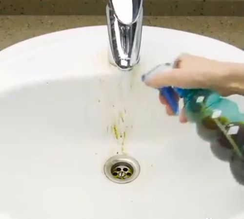 我不小心把可乐洒到沙发上，怎么样洗才能消除