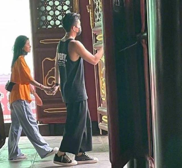 王大陆摘蔡卓宜口罩拥吻（蔡卓宜第二次被拍坐王大陆大腿拥吻）(12)