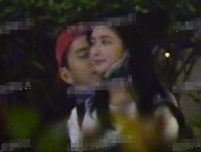 王大陆摘蔡卓宜口罩拥吻（蔡卓宜第二次被拍坐王大陆大腿拥吻）(3)