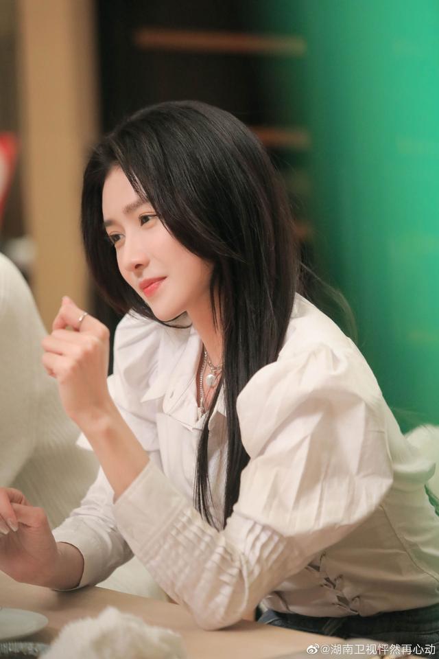 王大陆摘蔡卓宜口罩拥吻（蔡卓宜第二次被拍坐王大陆大腿拥吻）(14)