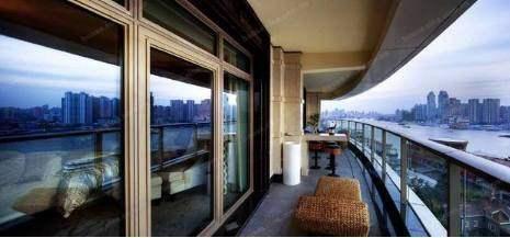 张杰与谢娜是一家四口（网友拍到张杰谢娜带两女儿在楼顶晒太阳）(2)