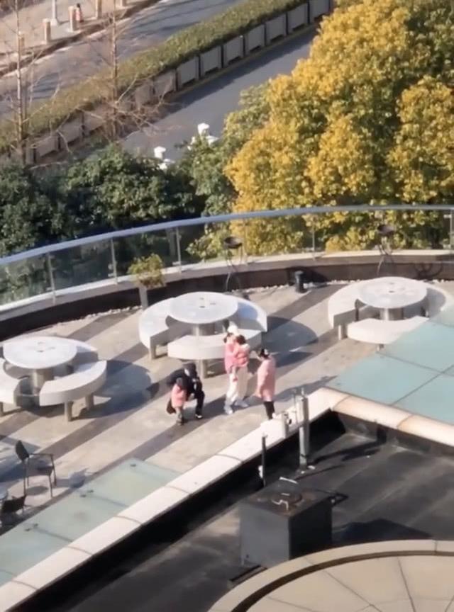 张杰与谢娜是一家四口（网友拍到张杰谢娜带两女儿在楼顶晒太阳）(9)