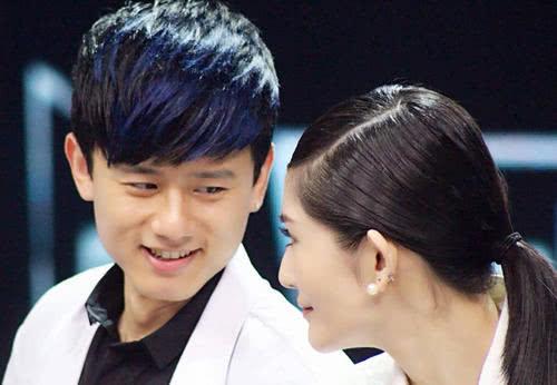 张杰与谢娜是一家四口（网友拍到张杰谢娜带两女儿在楼顶晒太阳）(15)