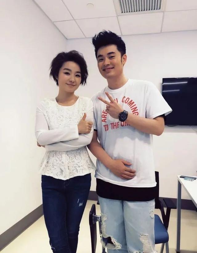 爱情公寓里演丽萨榕的是谁(主持人榕榕演爱情公寓走红)(1)