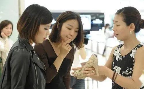 爱情公寓里演丽萨榕的是谁(主持人榕榕演爱情公寓走红)(8)