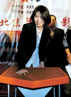 韩国李恩珠04年颁奖典礼(回顾韩国已故影星李恩珠十四年前的北京韩国电影展之行)(6)