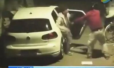 男女车内亲密时遭受推诿:夫君遁窜后女子被劫色