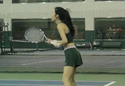 ​李咏 21 岁女儿法图麦越长越美，打网球肌肉线条吸睛，素颜皮肤白皙