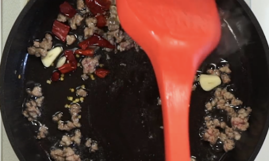 怎么炒豆角好吃,炒出好吃豆角的简便做法视频图2