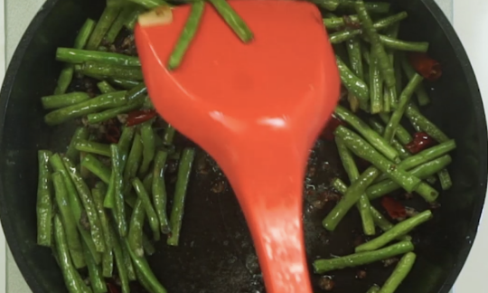 怎么炒豆角好吃,炒出好吃豆角的简便做法视频图4