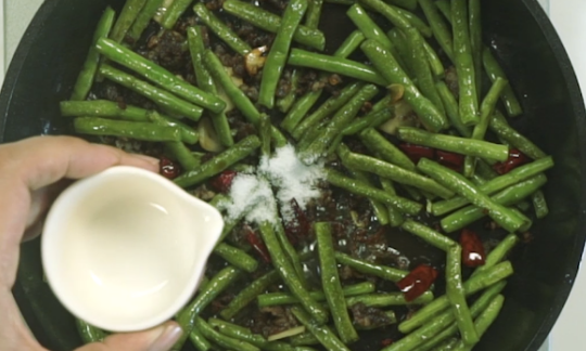 怎么炒豆角好吃,炒出好吃豆角的简便做法视频图3