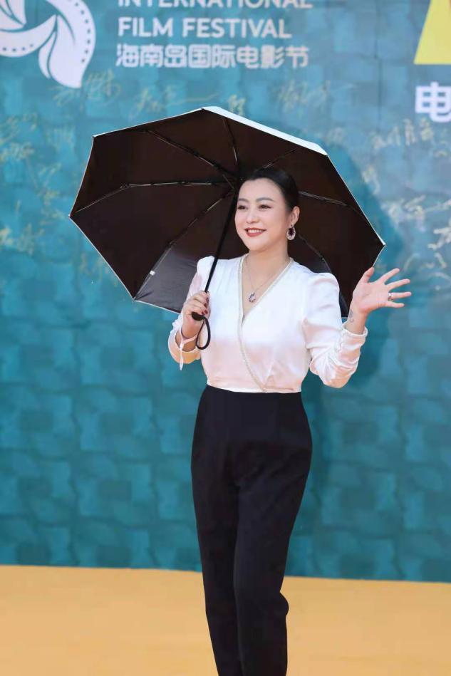 郝蕾红毯近照曝光（42岁郝蕾颜值回归巅峰）(2)