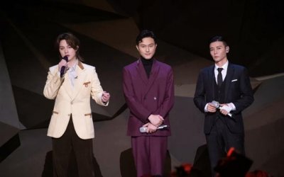 ​张智霖张晋拍照 白胡子的张智霖