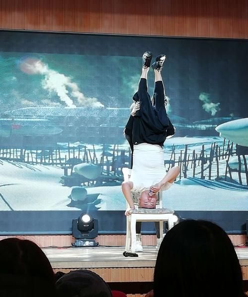 6个月的宝宝能提脚倒立吗