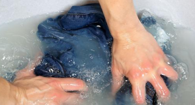 ​牛仔裤怎么洗不掉色,牛仔裤第一次怎么洗不掉色最有效的方法