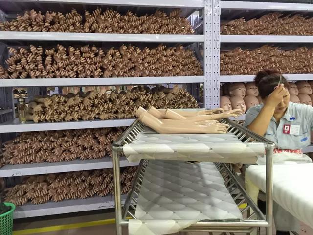 男子网购神秘娃娃(花几万块买硅胶娃娃)(4)